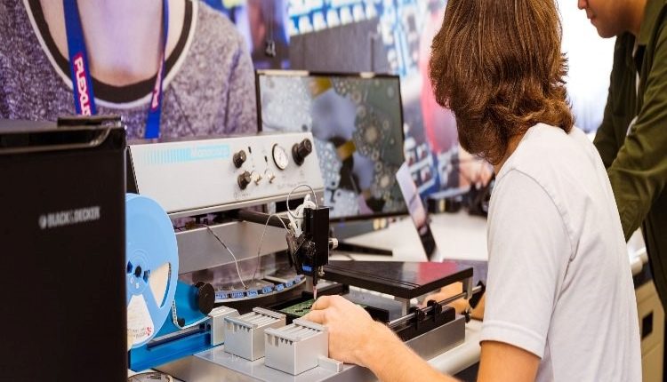 بهترین رشته های مهندسی برای تحصیل در آمریکا کامپیوتر